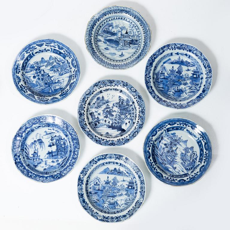 14 blue and white berry plates and five small plates, porcelain, China, Qianlong (1736-95) and Jiaqing (1796-1820).