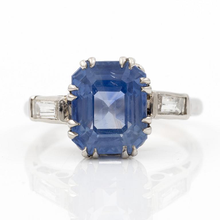 Ring platina med safir och baguetteslipade diamanter. Medföljande report GCS.