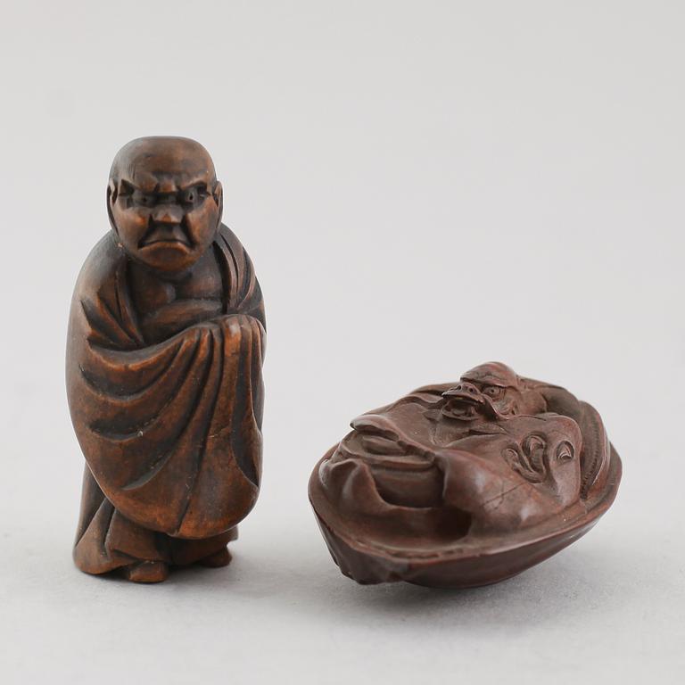 NETSUKE, 2 st, trä, Japan, sent 1800-tal.