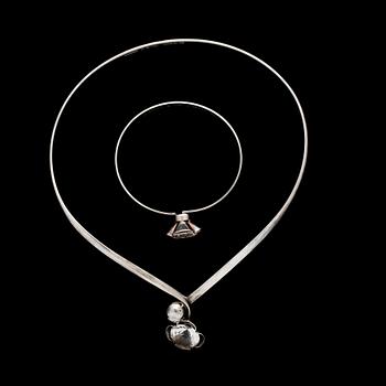 HALSRING samt ARMRING, Alton, sterlingsilver med bergkristall, Falköping,  1973-8. Total vikt ca 56 g.