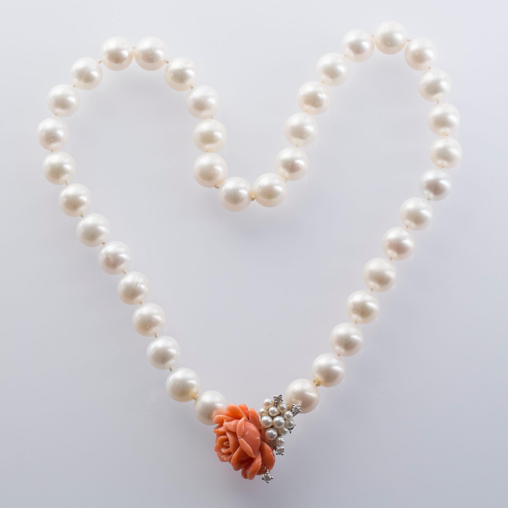 COLLIER SAMT BROSCH, odlade South Sea pärlor, löstagbar lås/brosch i korall med briljantslipade diamanter.