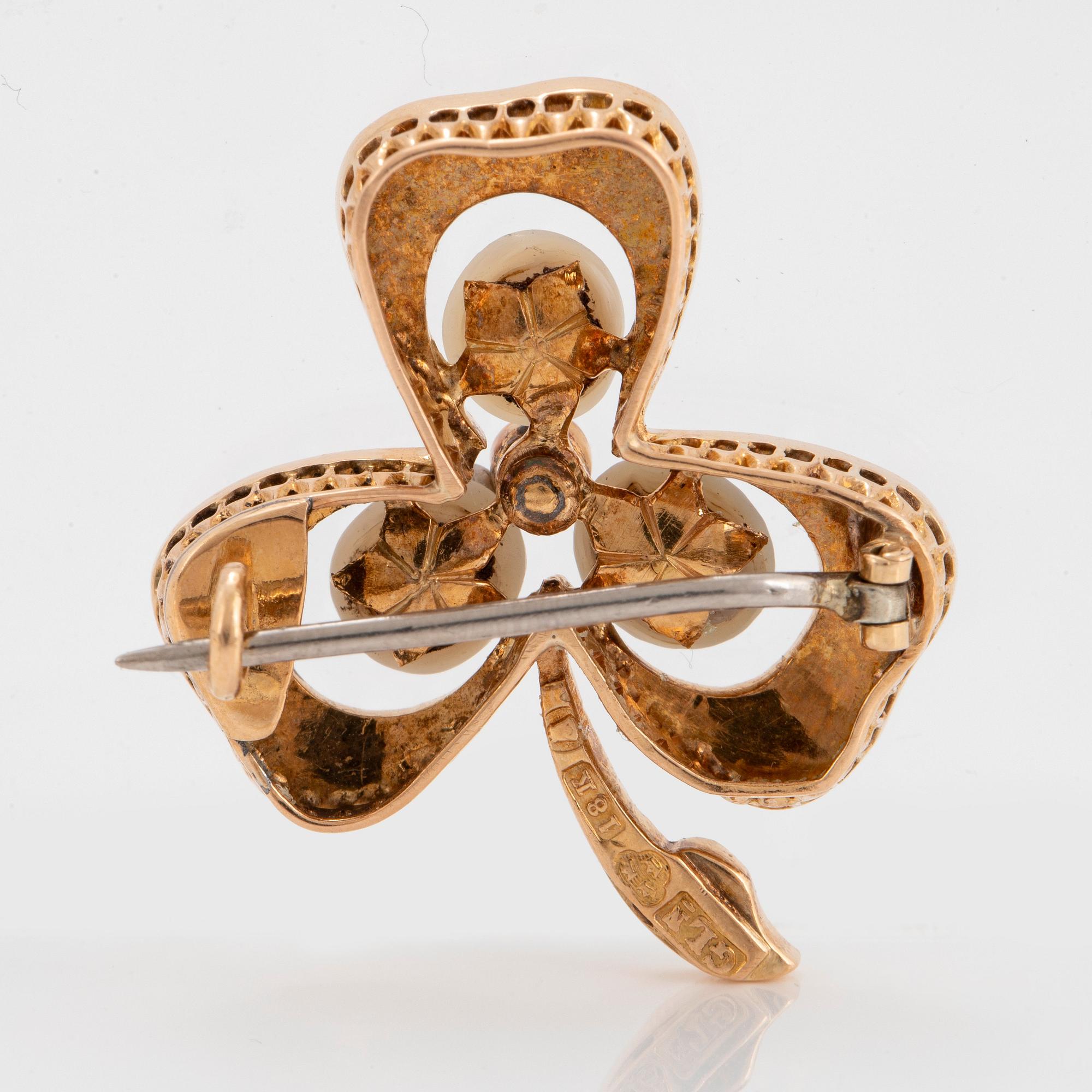 Brosch 18K guld med pärlor och en rosenslipad diamant.