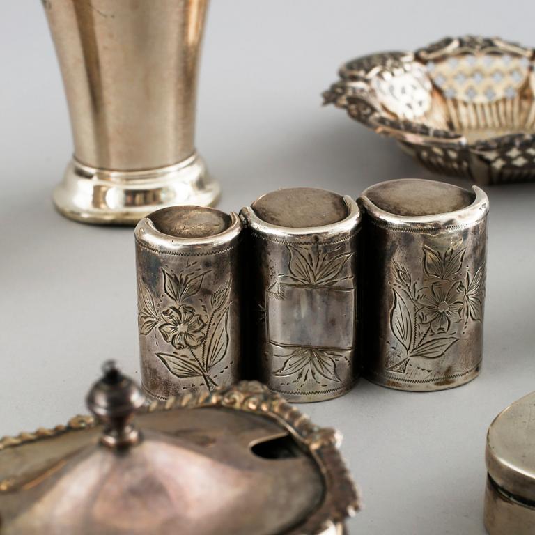 15 pieces of silver from the 19th and 20th century. Weight 684 gram.