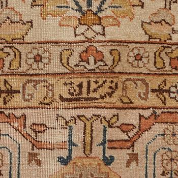 MATTO, a semi-antique Tabriz, ca 593,5 x 398,5 cm.