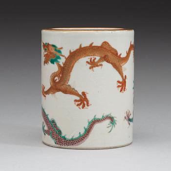 An enameled brushpot, Qing Dynasty, 19th Century.