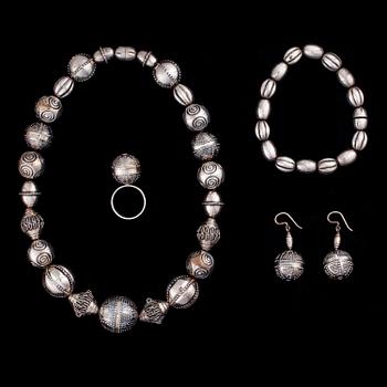 COLLIER, ARMBAND, ÖRHÄNGEN samt RING, silver, Kalevala Koru 1965-67.