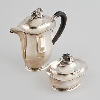 A koffee set in silver in two pieces by Erik Råström from Stockholm from 2947, weight 1040 grams.