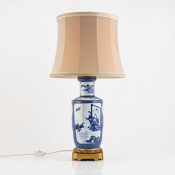 Bordslampa/vas, porslin, Kina, omkring år 1900.