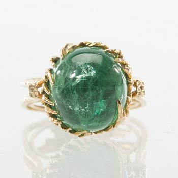 RING, 18 k guld med smaragd ca 7.00 ct. W A Bolin, Stockholm. Vikt ca 11 g.