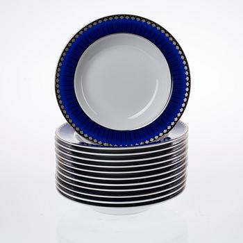 SERVIS, 41 delar porslin. "Christineholm" eller "Marianne Royal Blue", design Sigvard Bernadotte.