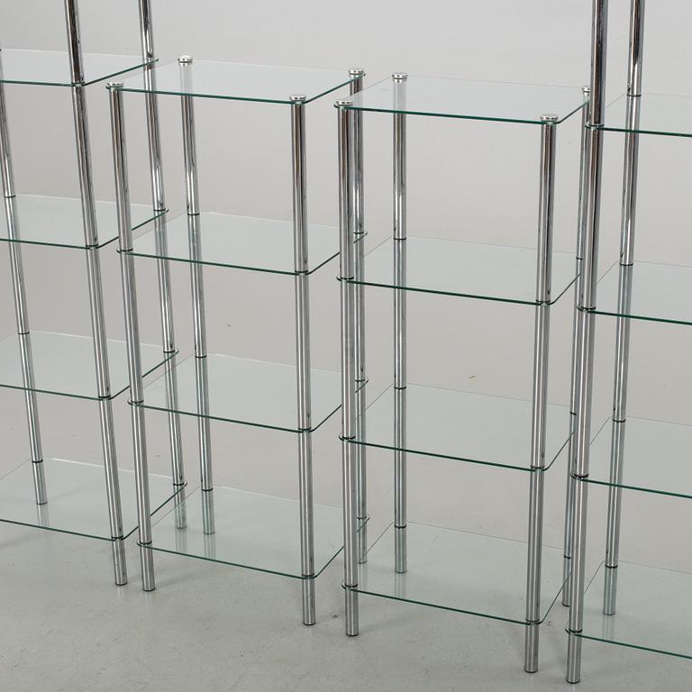 A SET OF 4 GLASS SHELVES.