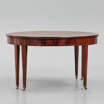 An English mahogany George III-style dining table, 19th century.