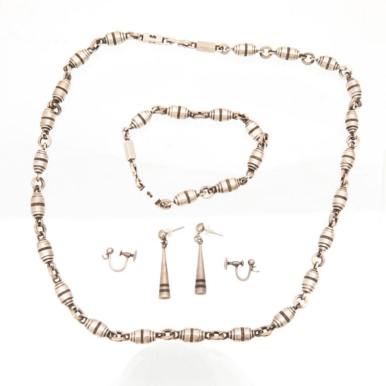 Halsband, örhängen och armband i silver med svartek från skeppsvrak, Stig Bjerre Landskrona 1951.