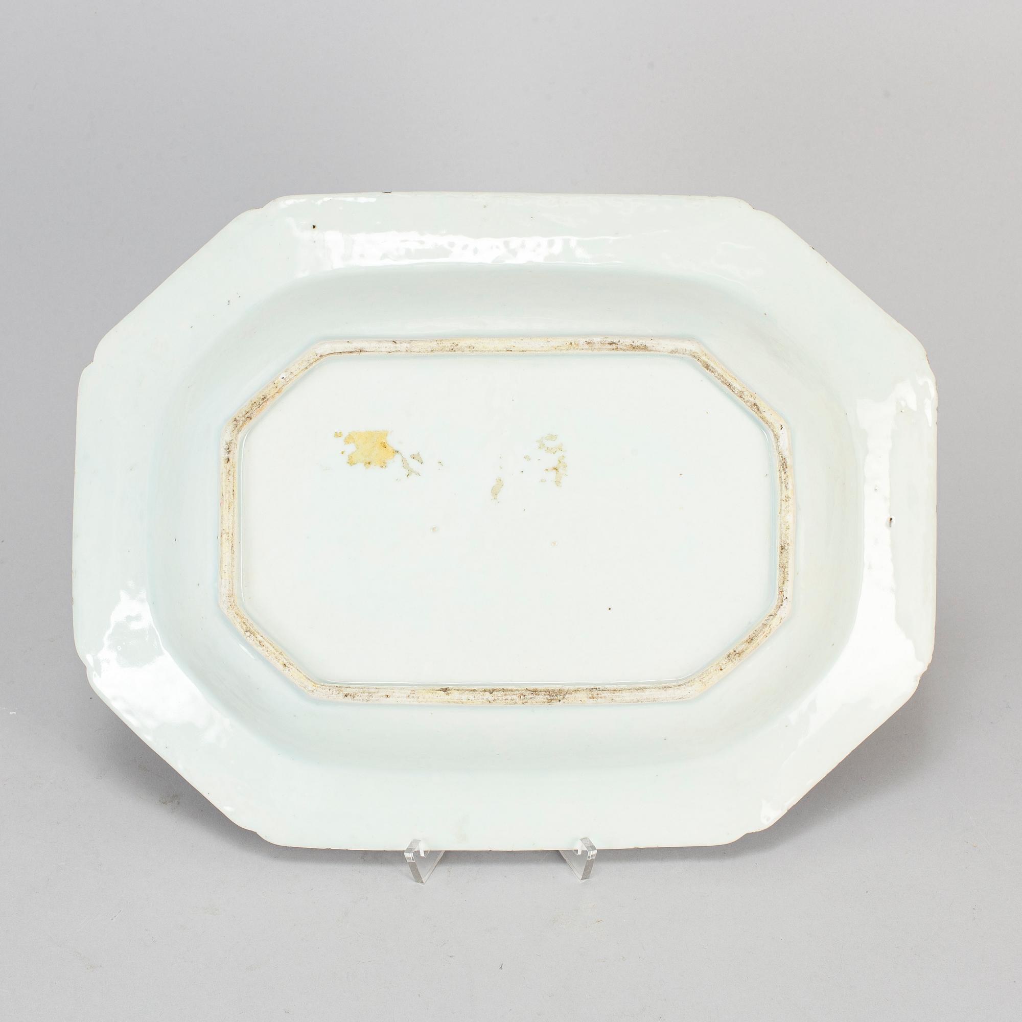 A blue and white export porcelain serving dish, Qing dynasty, Qianlong (1736-95).