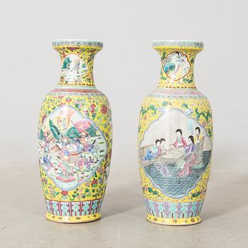 Floor vases 2 pcs China first half of the 20th century porcelain.