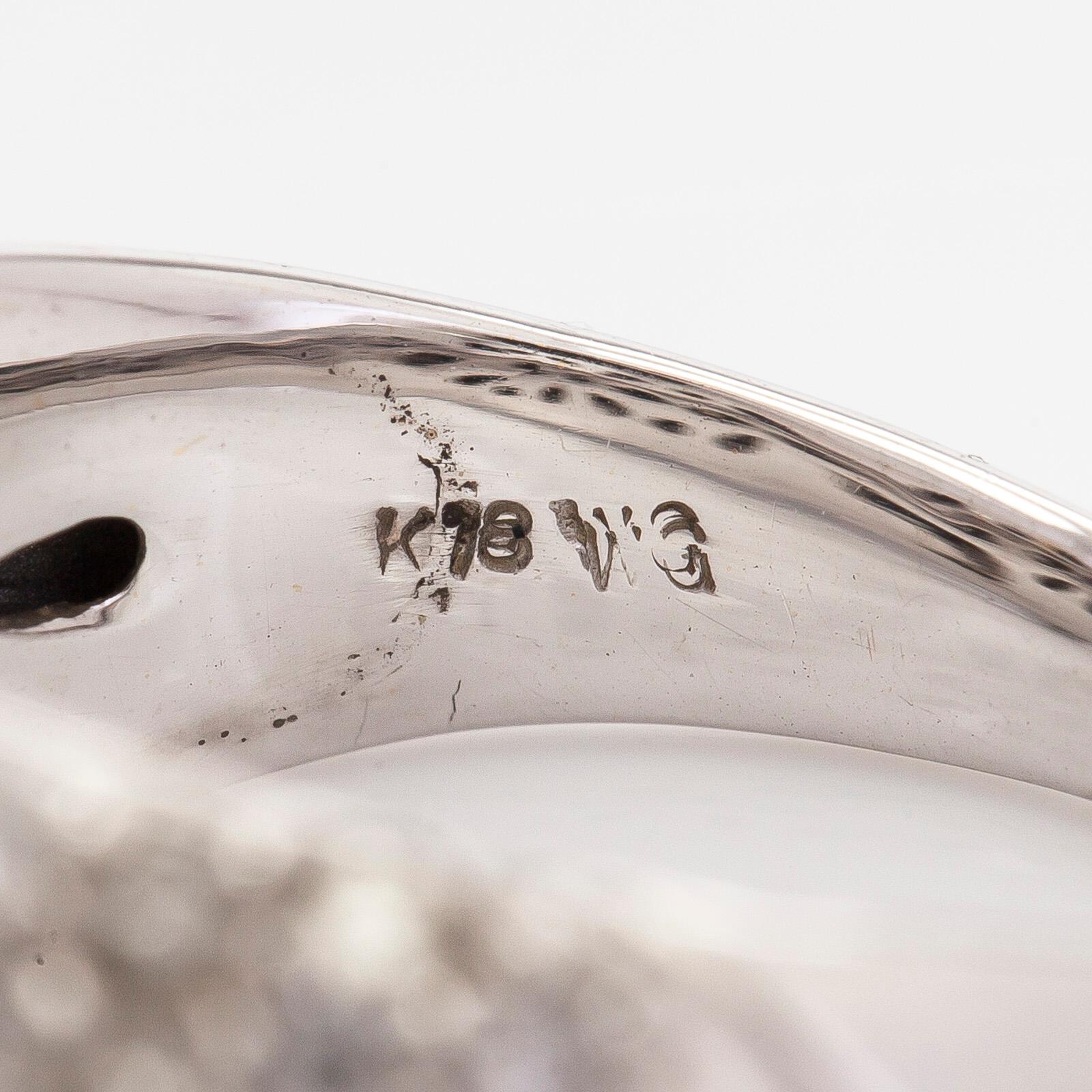 Ring, bombé, 18K vitguld och diamanter ca 2.00 ct tot enligt gravyr.