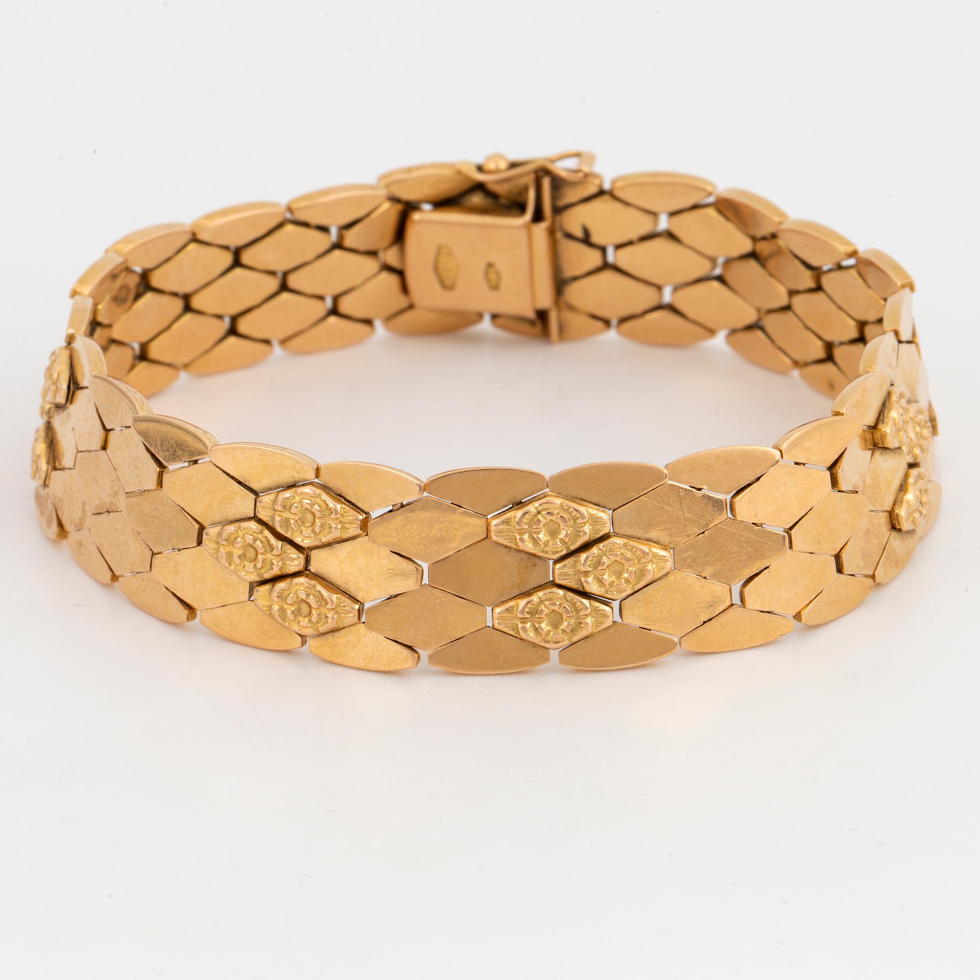 18K gold bracelet.