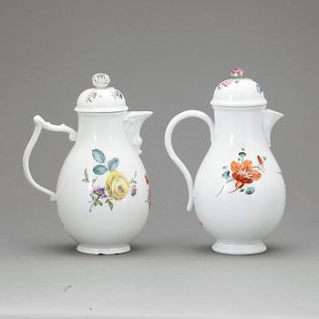 KAFFEKANNOR, 2 st, porslin, Meissen, 1800-tal.