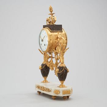 BORDSPENDYL, av Per Henrik Beurling (urmakare i Stockholm 1783-1806). Sengustaviansk.