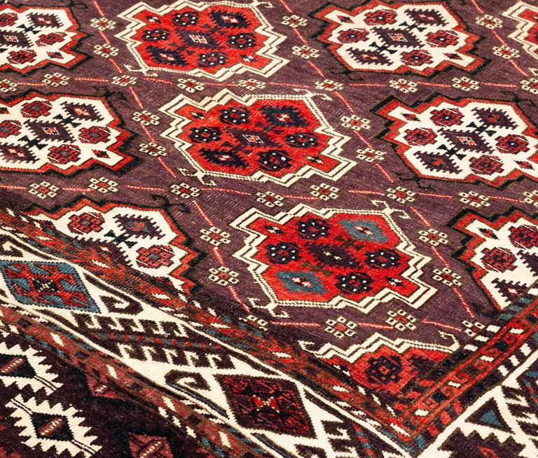 Matta,  an antique Chodor main carpet, Turkmenistan, ca 377-381,5 x 233-240 cm (as well as  2-2,5 cm flat weave.