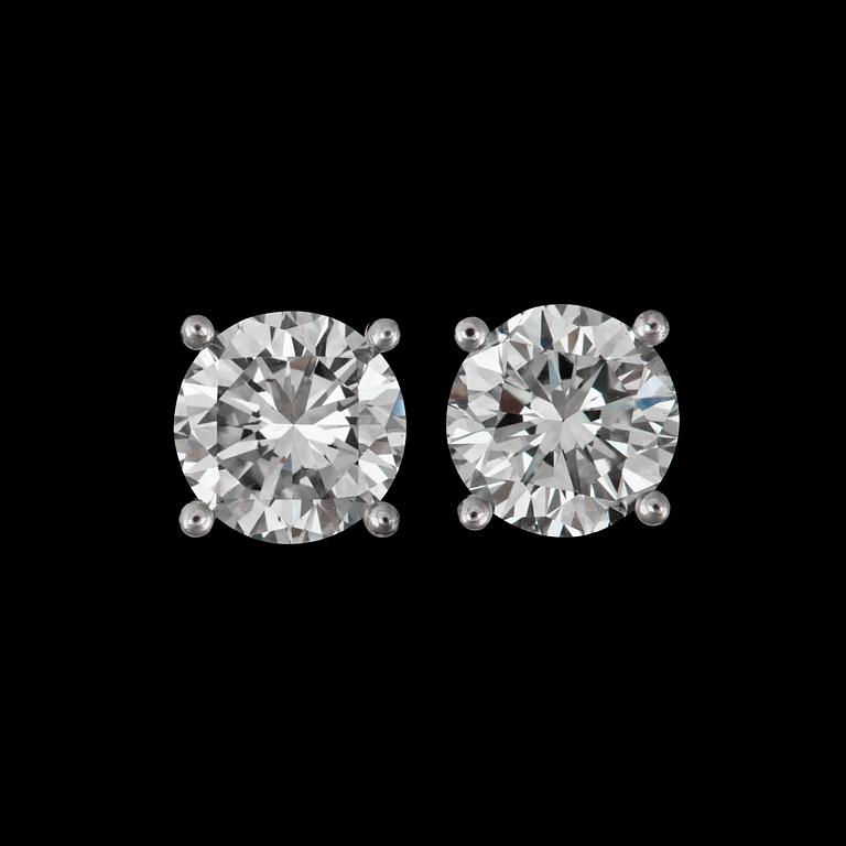 A pair of diamond 1.02 cts and 1.01 cts earrings.
