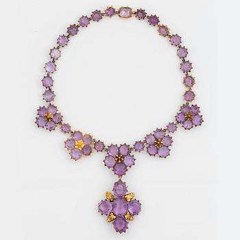 1027. A 14K gold and amethyst necklace.