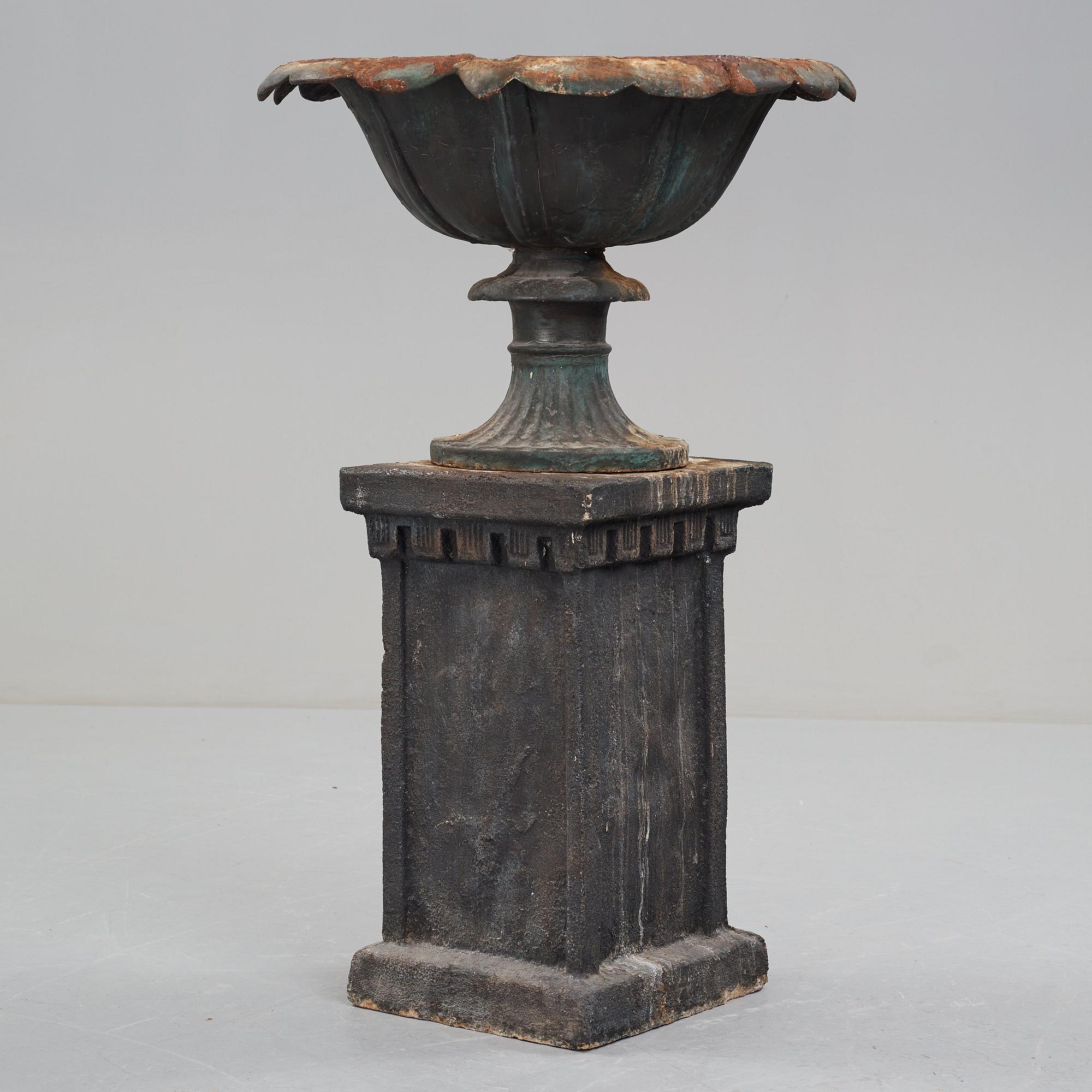 A garden urn, circa 1900.