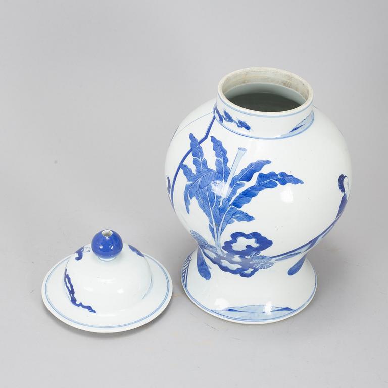 A blue and white jar with cover, Qing dynasty, 19th century.