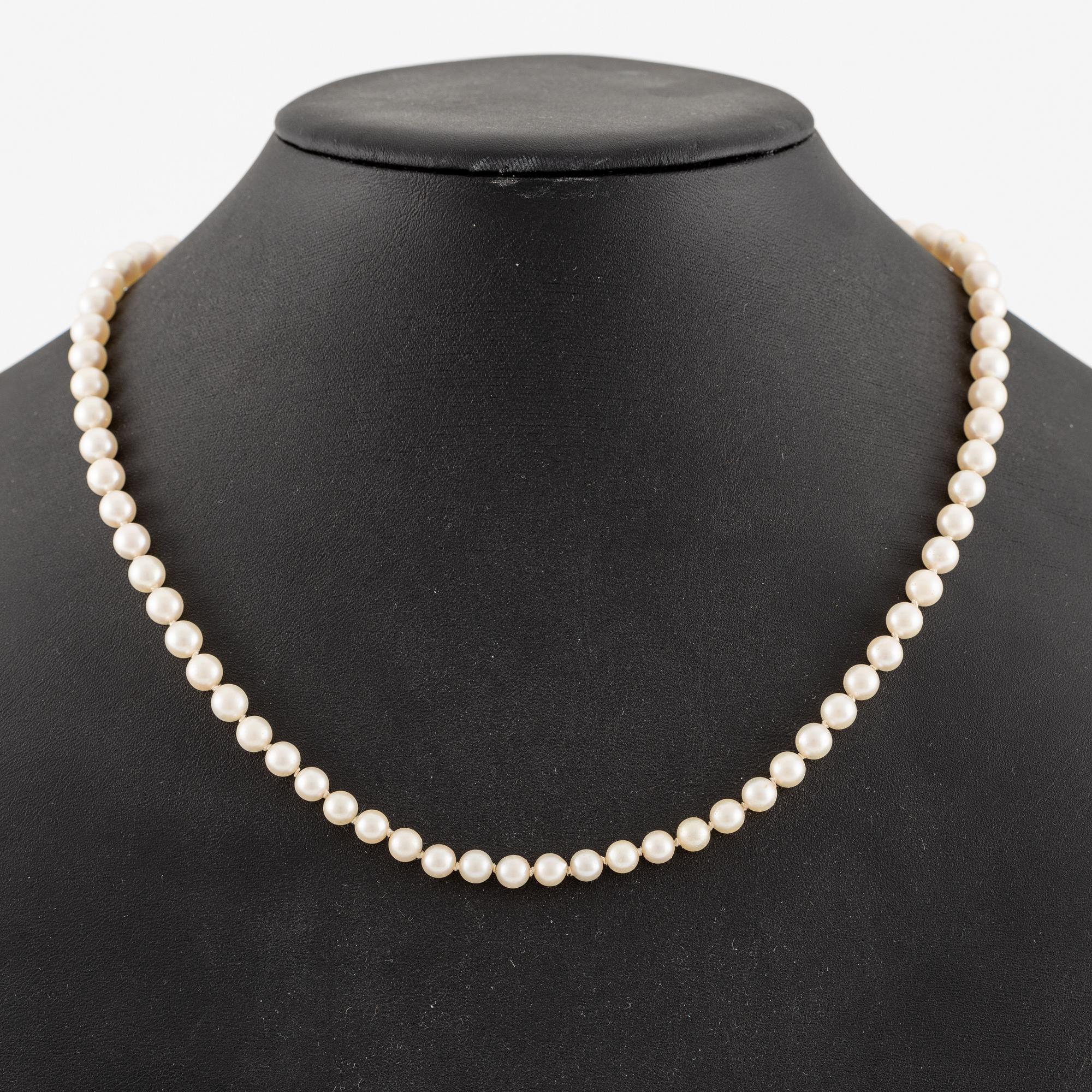 Necklace, with graduated cultured pearls.