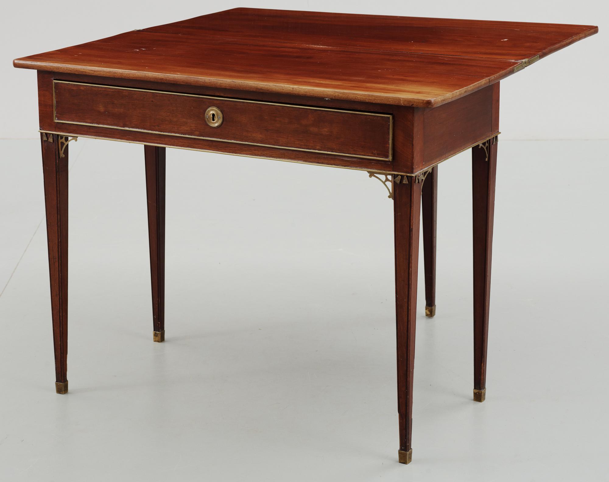 SPELBORD. Stockholmsarbete, 1700-talets slut. Sengustavianskt.