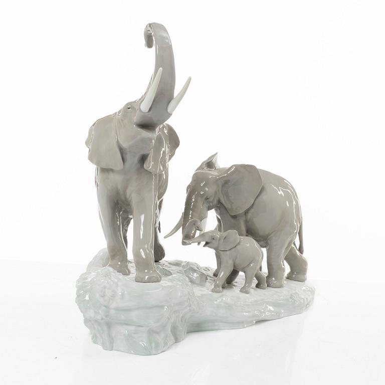Fulgencio García, figurine, "Elephants walking", Lladró, Spain.