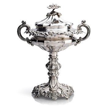 268. Gustaf Möllenborg, sockerskål med lock, silver, Stockholm 1849. Nyrokoko.