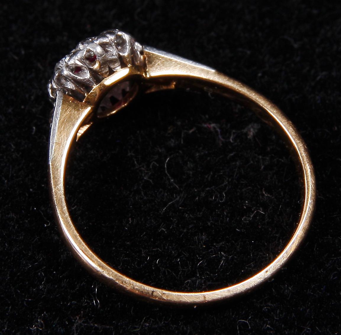 RING, 18 K guld, infattad rubin omgiven av gammalslipade diamanter, Stockholm, 1938.