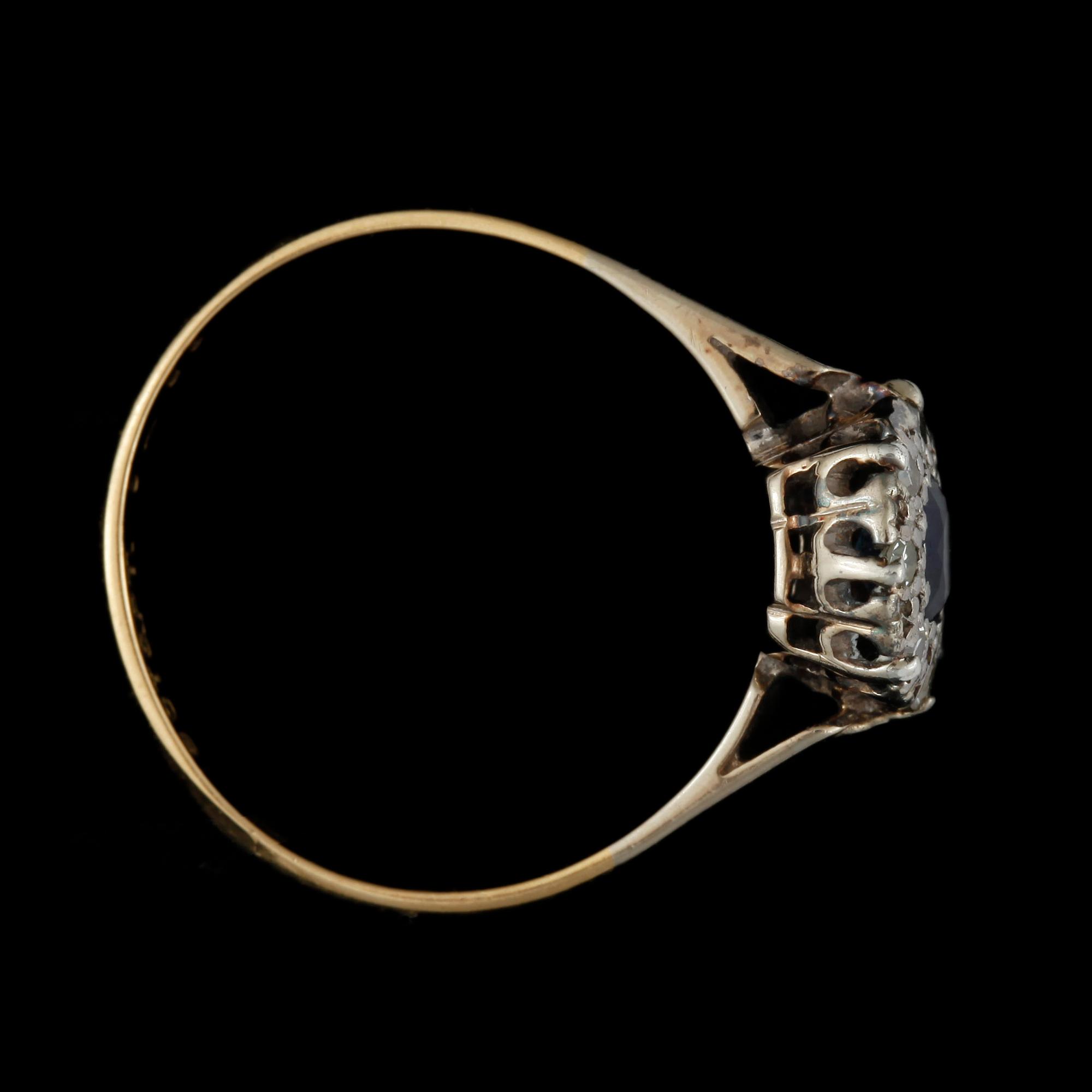 RING, 18k guld med safir och små briljantslipade diamanter. Vikt ca 2 gram.