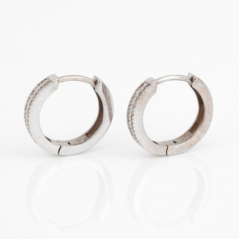 ÖRHÄNGEN, ett par, 14K vitguld med diamanter totalt ca 0.25 ct. Total vikt ca 3,45 g.