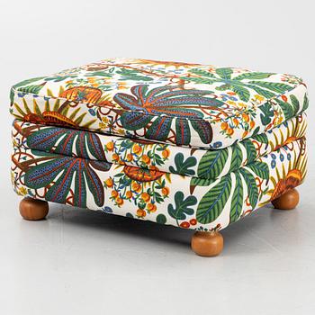 Josef Frank, fåtölj med fotpall, modell 336, Firma Svenskt Tenn.