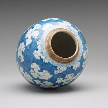 A blue and white jar, Qing dynasty, Kangxi (1662-1722).