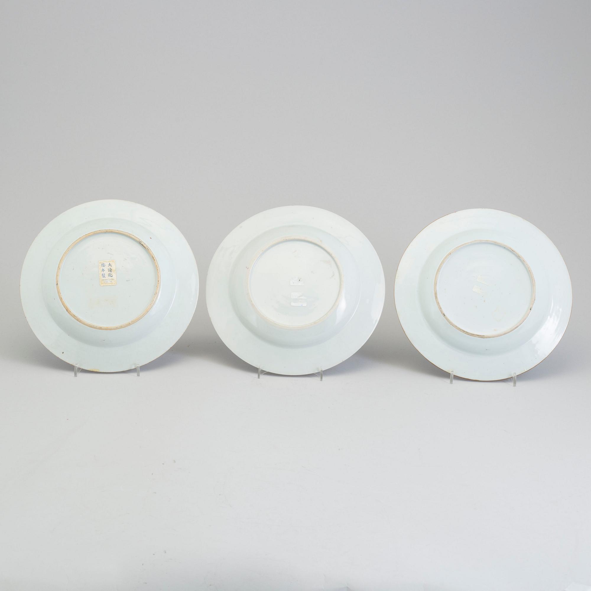 TALLRIKAR, tre stycken, kompaniporslin. Qingdynastin, tidigt 1700-tal.