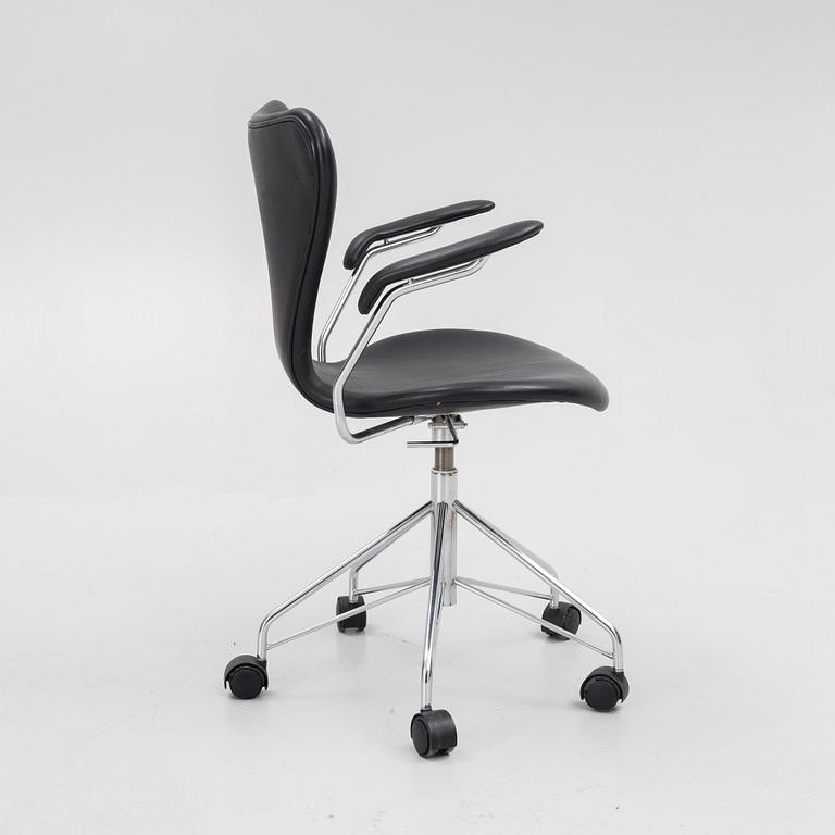 Arne Jacobsen, a 'Series 7' desk chair, Fritz Hansen, Denmark, 1999.