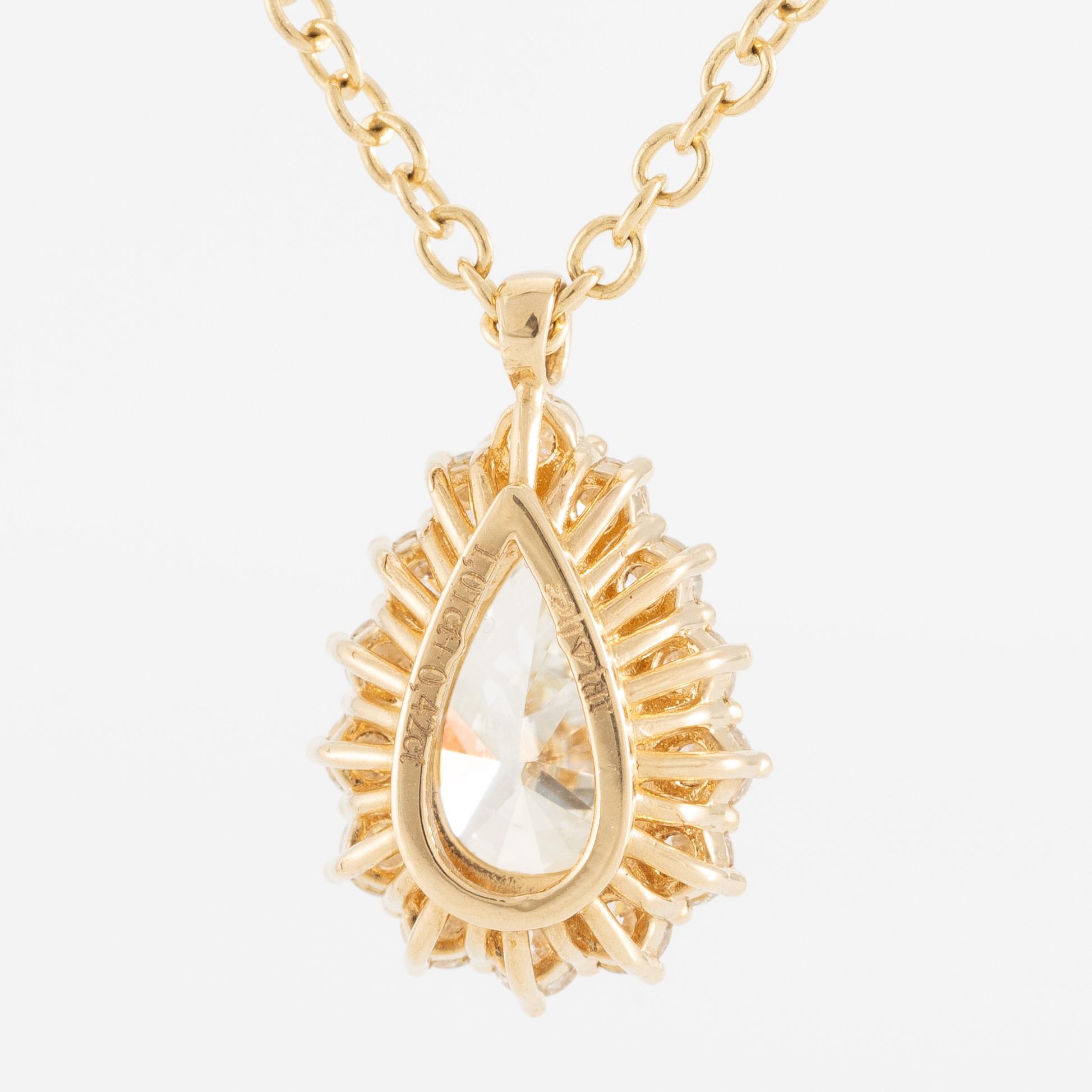 Necklace 18K gold with drop-shaped diamond.