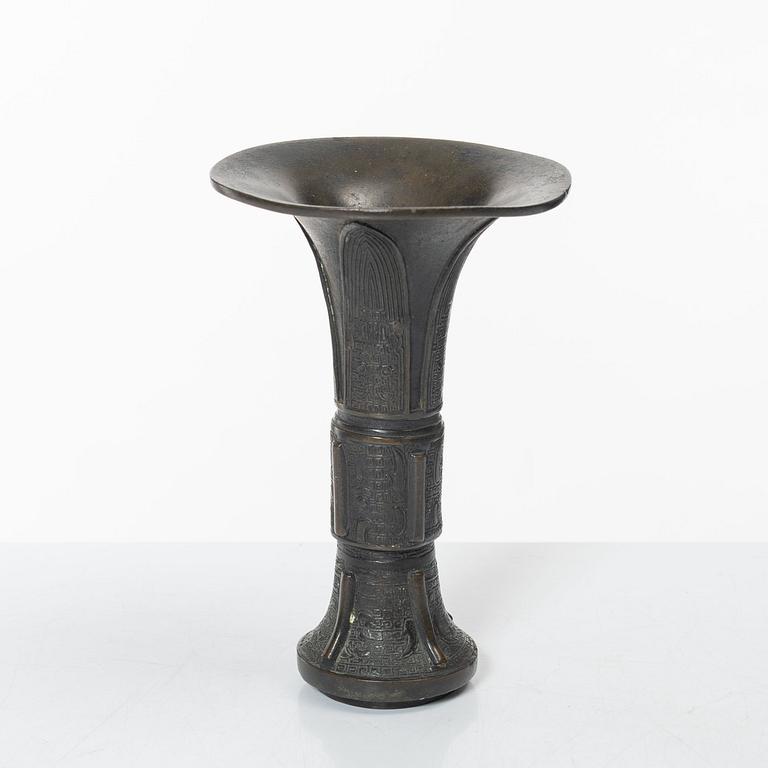 An archaistic bronze vase, Gu, Qing dynasty (1644-1912).