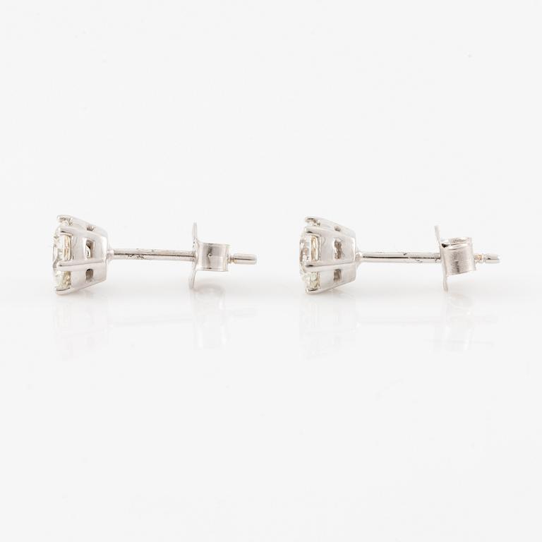 Earrings, 18K white gold set with brilliant-cut diamonds, total 1.02 ct. Accompanied by GIA dossier.