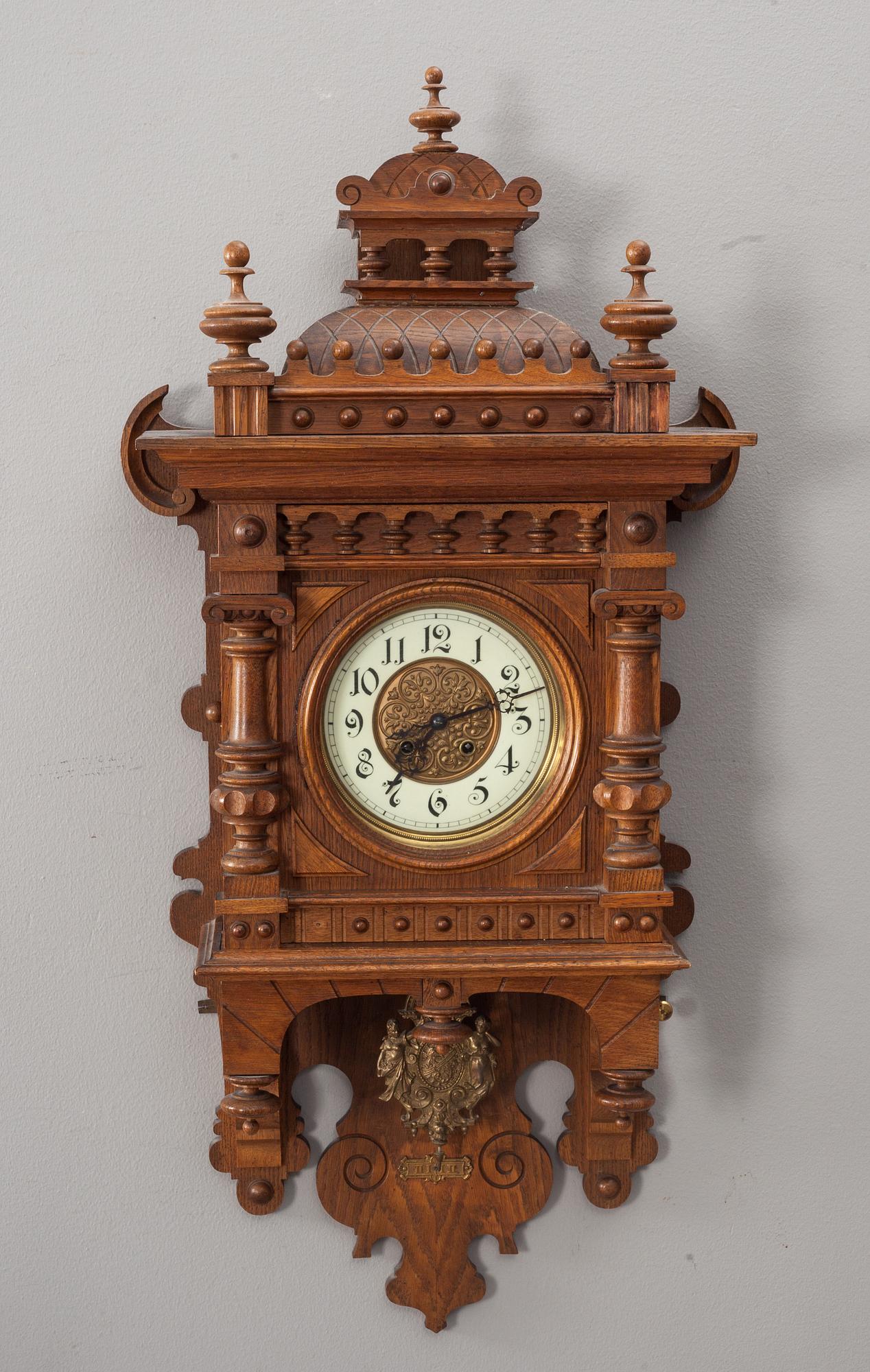 VÄGGPENDYL, nyrenässans. Omkring sekelskiftet 1900.