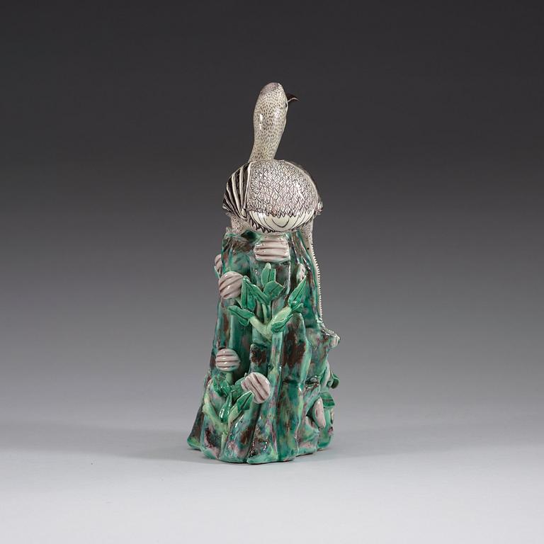 A famille verte figure of a bird, Qing dynasty, 19th Century.