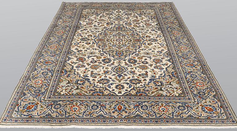 A carpet, Kashan, ca 305 x 205 cm.