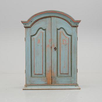 HÄNGSKÅP, allmoge, Forsa, Hälsingland. Daterad 1816.