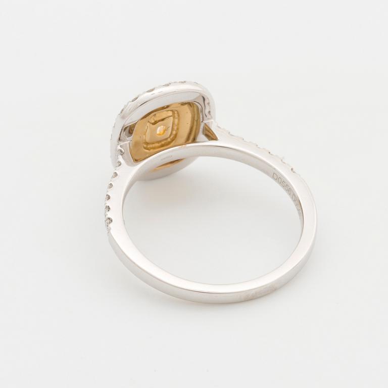 RING, med fancy yellow diamant 0.55 ct samt 50 briljantslipade diamanter 1.10 ct.