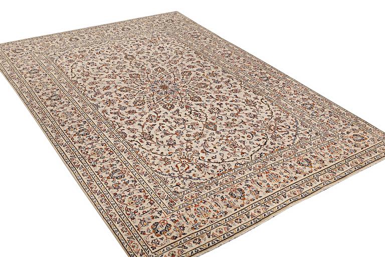 A carpet, Kashan, ca 356 c 239 cm.