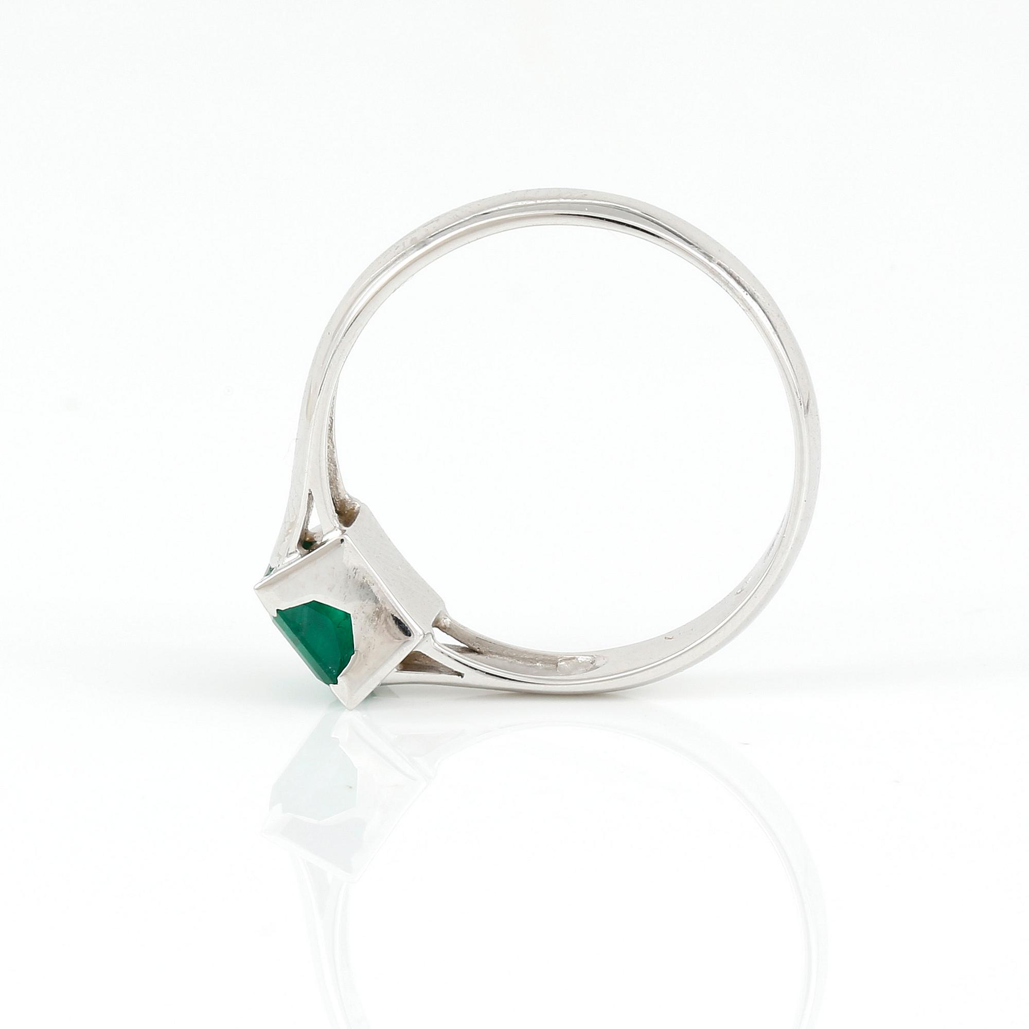 RING, 18K vitguld med smaragdslipad smaragd tot 0,77 ct. Vikt 3,01 gram.