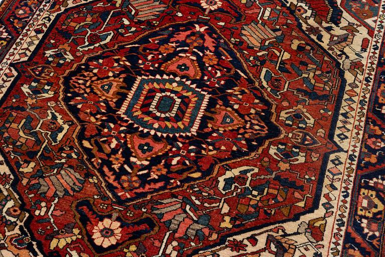 Carpet, semi-antique Chahamahal  Bakhtiari, approx. 220 x 155 cm.